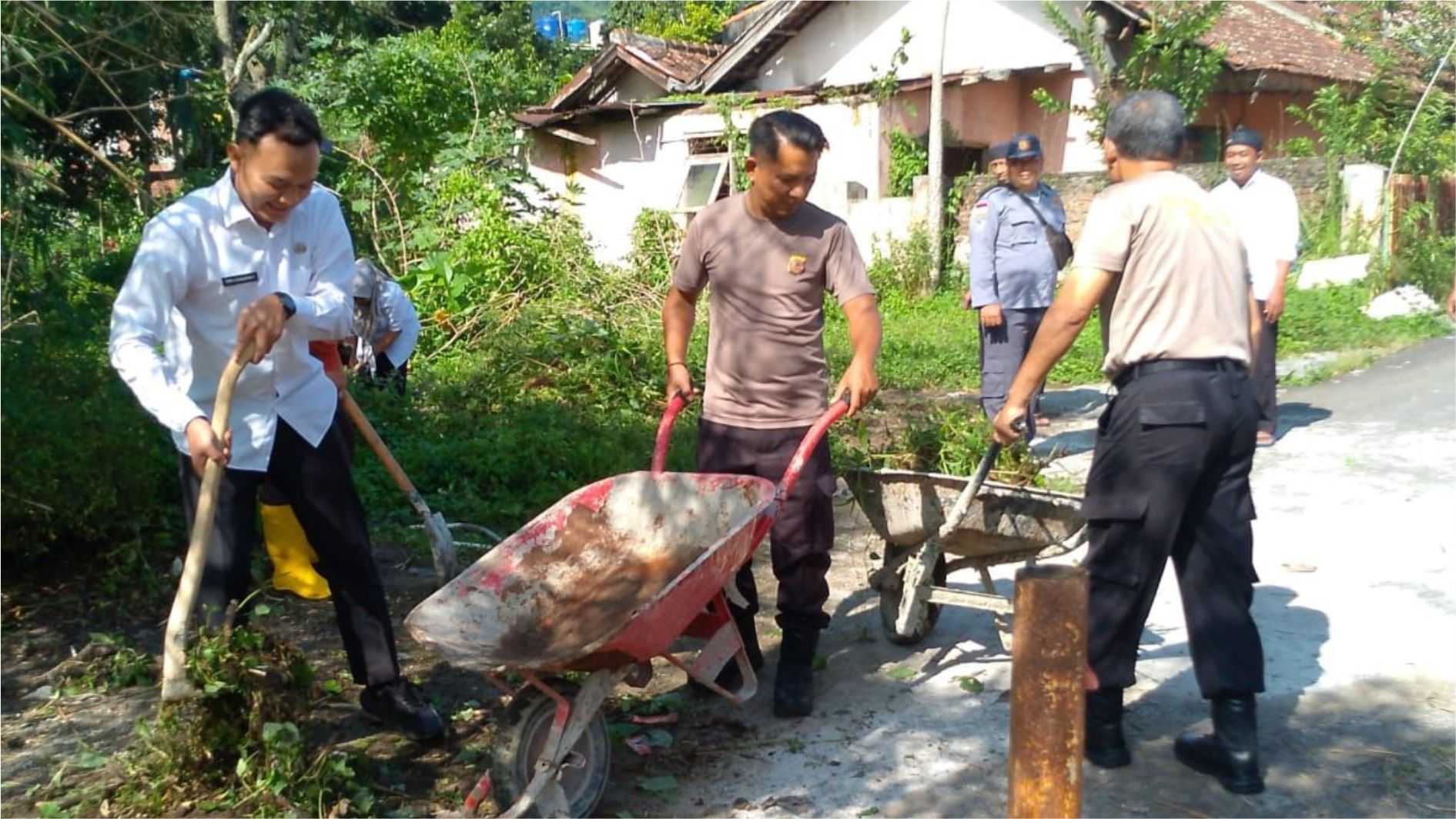 Polsek Leles Gelar Kerja Bakti Antisipasi Bencana Hidrometeorologi di Desa Haruman
